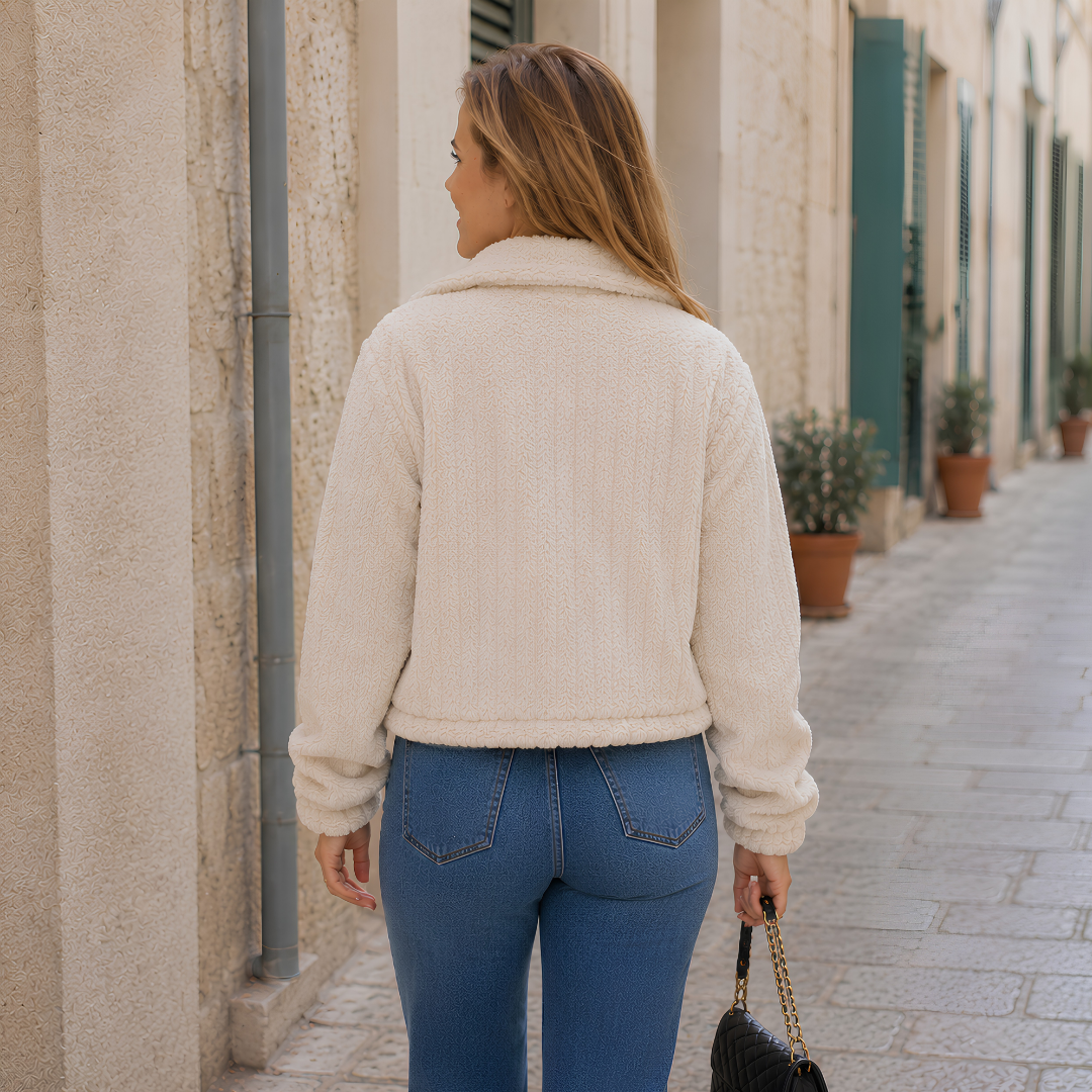 Retro della giacca corta beige con lavorazione a trecce in rilievo e collo ampio