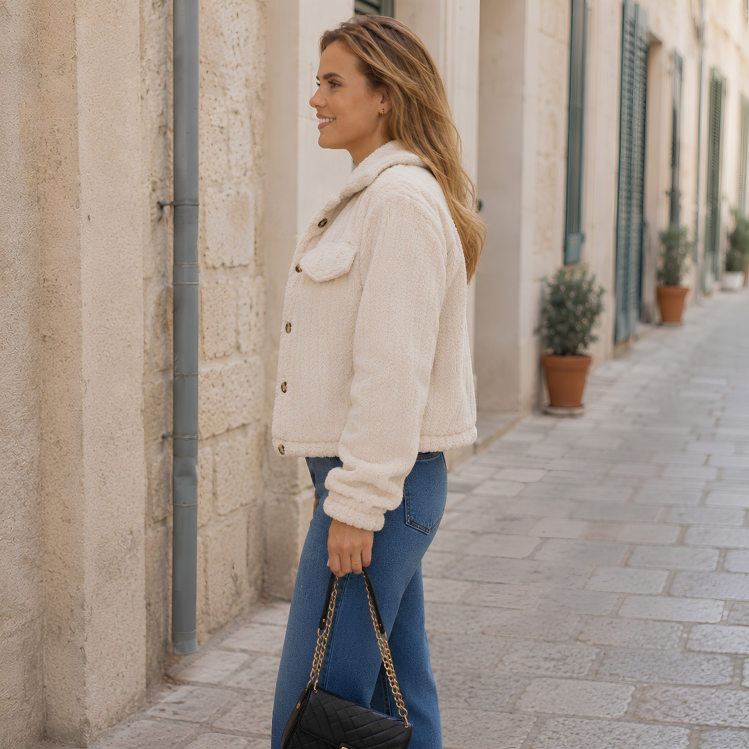 Profilo della giacca beige corta abbottonata sul davanti con maniche lunghe