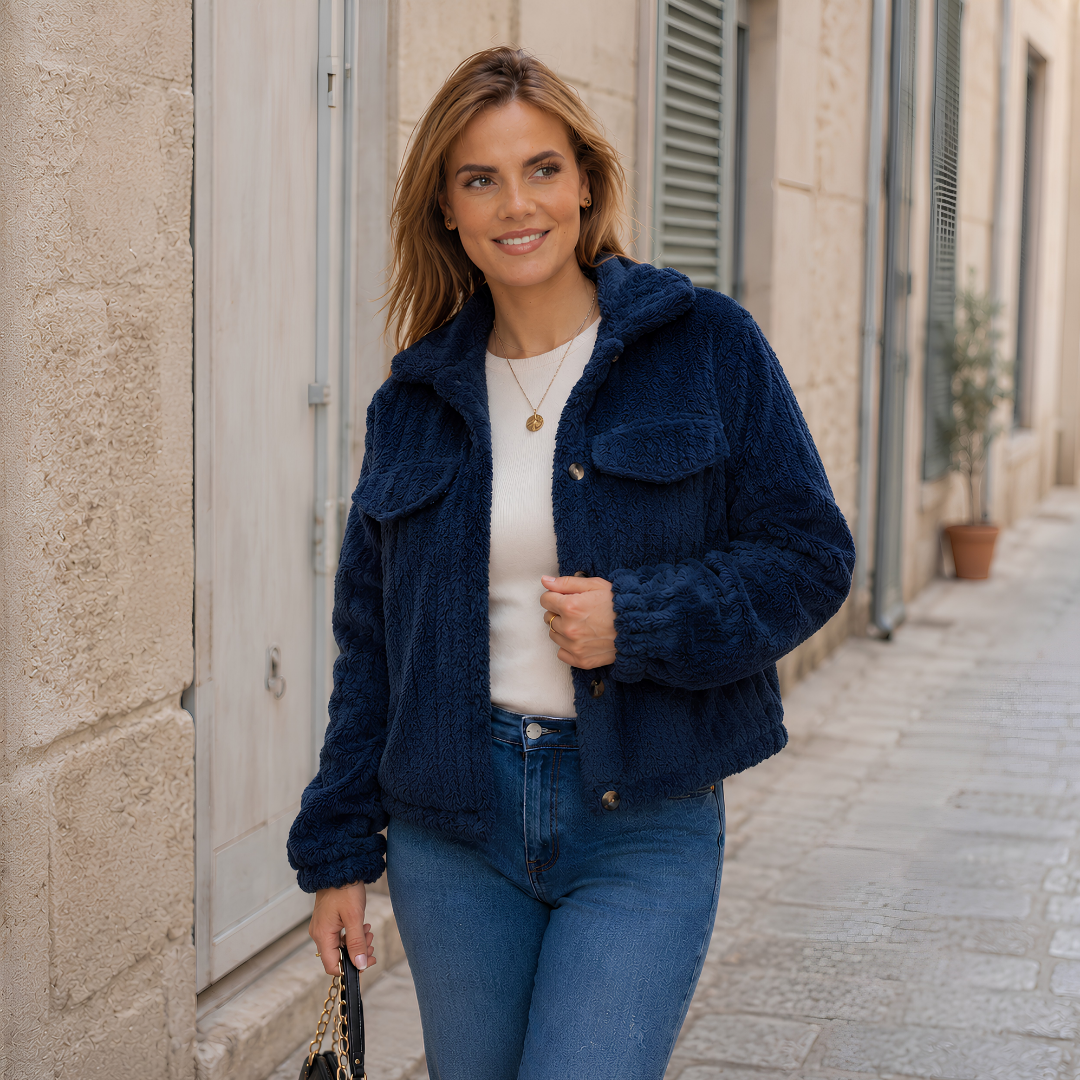 Giacca corta blu navy con lavorazione a trecce, bottoni e polsini arricciati