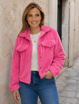 Giacca corta fucsia effetto peluche con tasche con patta e collo ampio