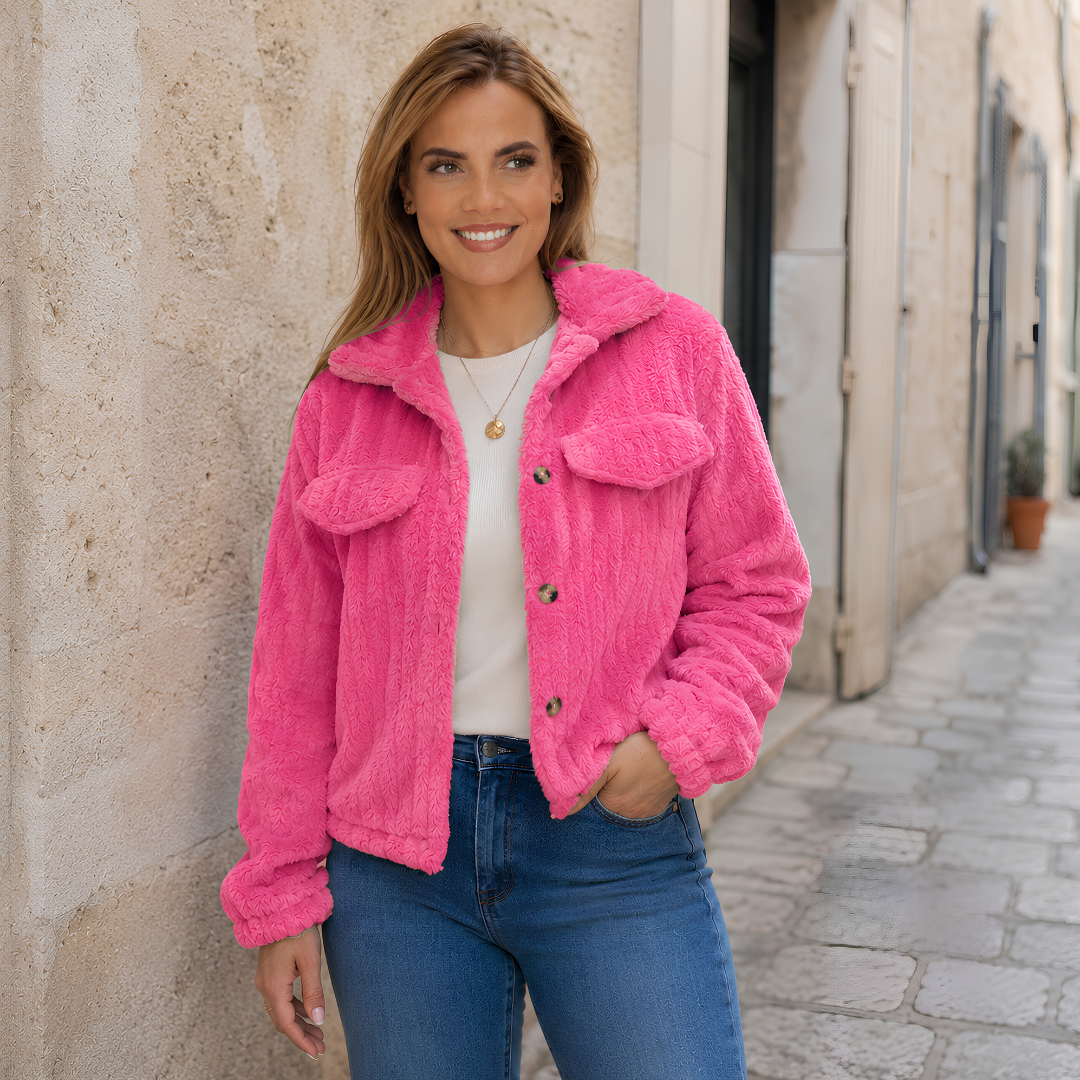 Giacca corta fucsia effetto peluche con tasche con patta e collo ampio