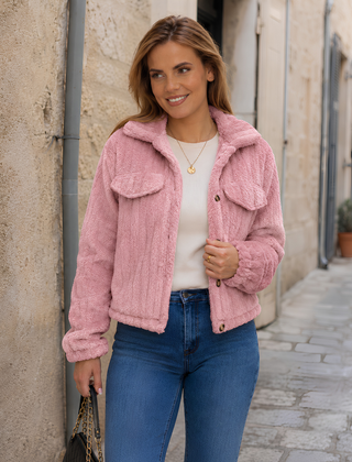 Giacca corta rosa con bottoni sul davanti, collo ampio e maniche lunghe