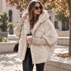 Giacca imbottita bianca con cappuccio grande, zip e tasche frontali applicate