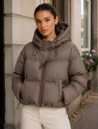 Giacca donna imbottita marrone con cappuccio ampio e zip centrale, vista frontale