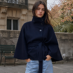 Giacca donna a mantella blu navy con collo alto abbottonato e cintura lunga