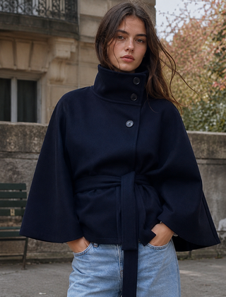 Giacca donna a mantella blu navy con collo alto abbottonato e cintura lunga