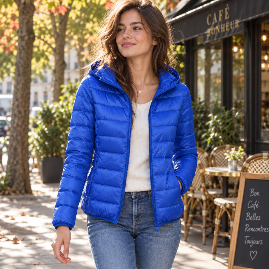 Giacca trapuntata blu elettrico con cappuccio, camminata davanti a un caffè
