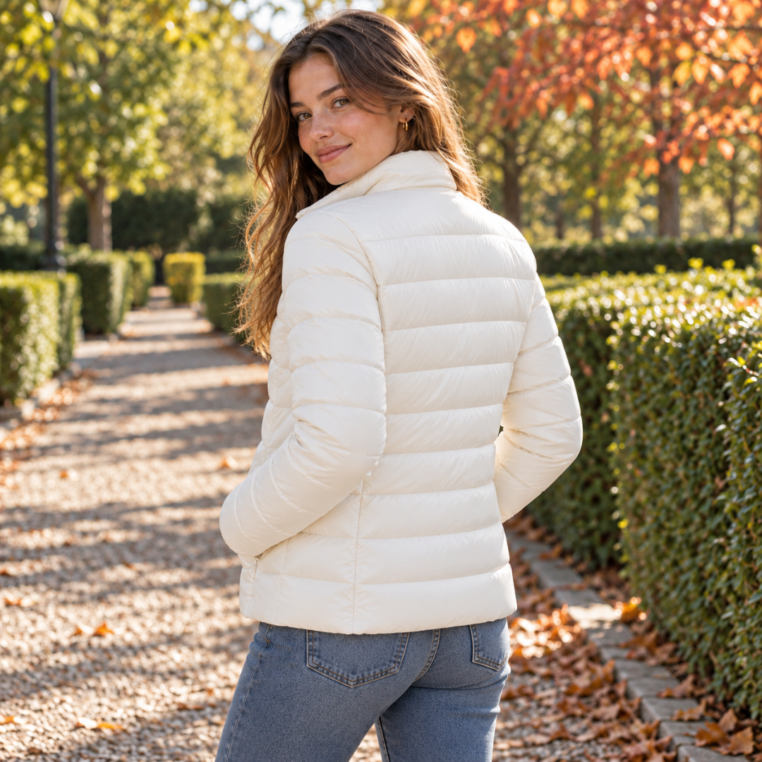 Retro della giacca donna bianca con trapuntatura a righe orizzontali e maniche lunghe