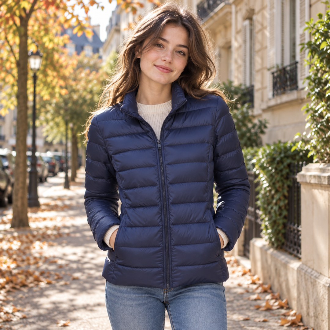 Giacca trapuntata blu navy chiusa con zip, righe orizzontali e collo alto