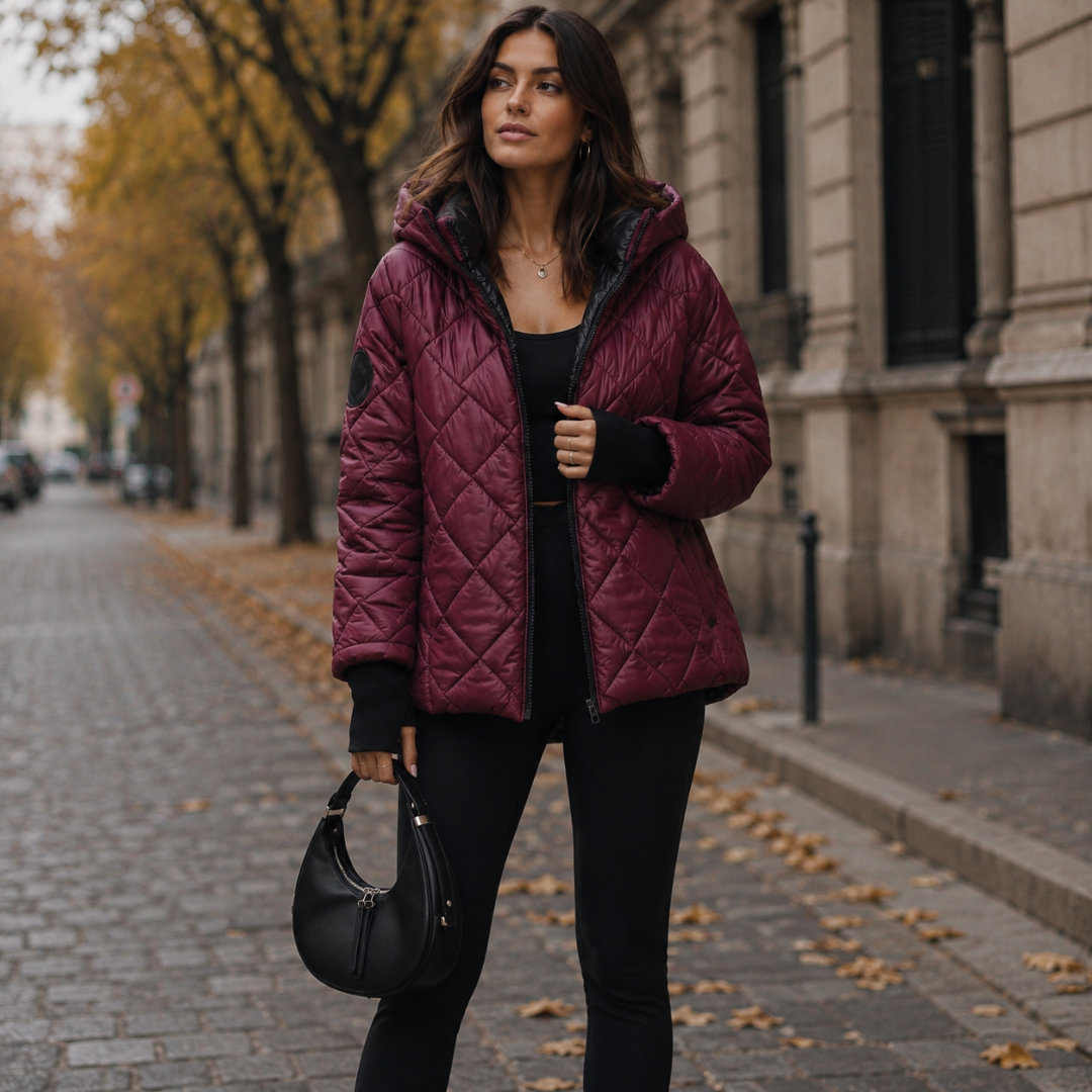 Giacca donna trapuntata bordeaux con cappuccio e zip aperta su top nero