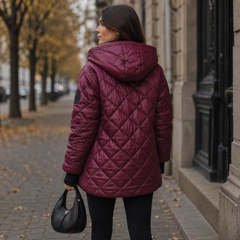 Retro della giacca donna bordeaux con trapuntatura a rombi e cappuccio