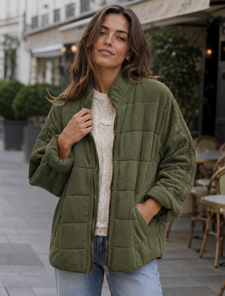 Giacca trapuntata verde militare con collo alto e tasche laterali inserite