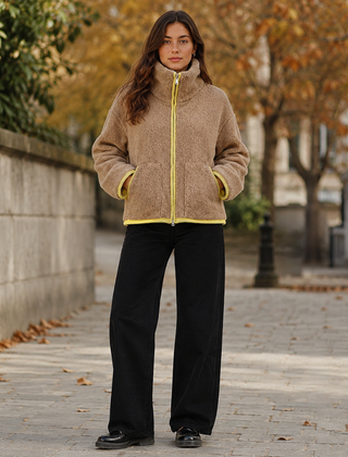 Giacca donna beige effetto teddy con zip gialla a contrasto e collo alto