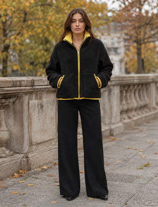 Giacca donna nera effetto teddy con zip e interno del collo giallo a contrasto