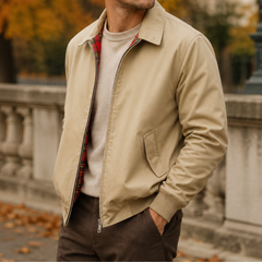 Giacca Harrington beige indossata aperta, colletto a camicia e tasca con patta