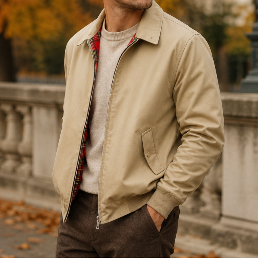 Giacca Harrington beige indossata aperta, colletto a camicia e tasca con patta