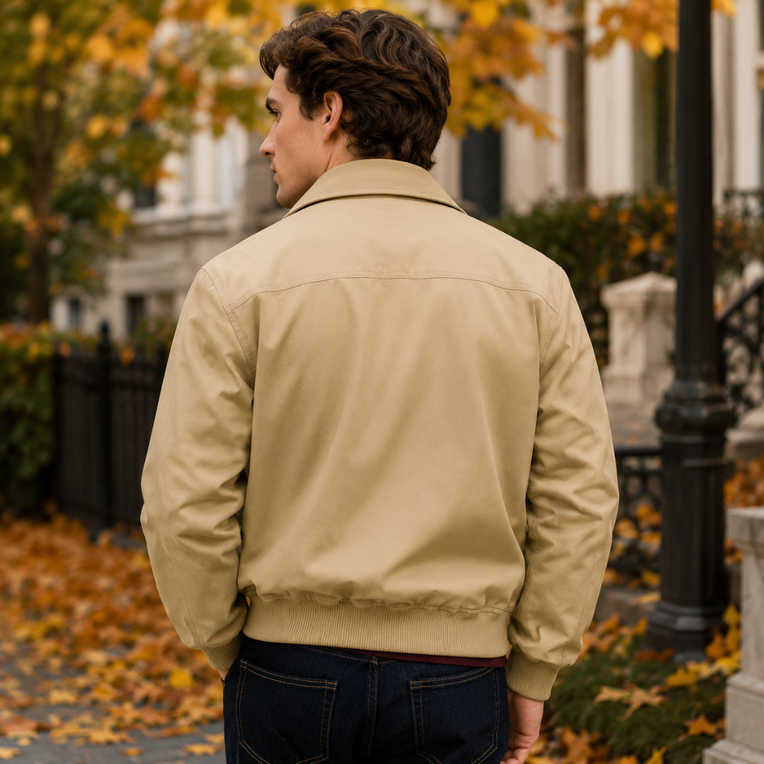 Retro della giacca Harrington beige con carré sulle spalle e fondo a coste