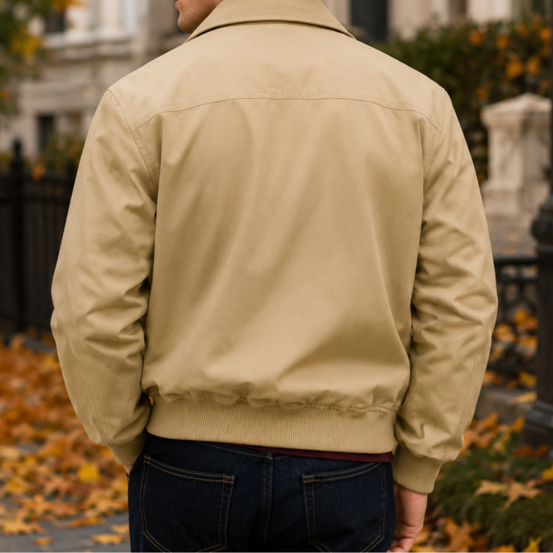 Giacca Harrington beige vista da dietro con sprone posteriore e fondo elasticizzato