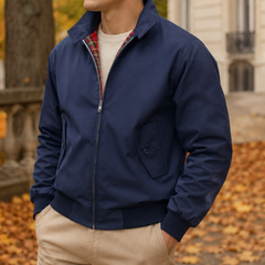 Giacca Harrington blu navy di tre quarti con tasca con patta e bottone