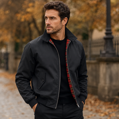 Giacca Harrington uomo nera con zip aperta e fodera a quadri rossi visibile