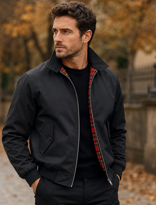 Giacca Harrington uomo nera con zip aperta e fodera a quadri rossi visibile