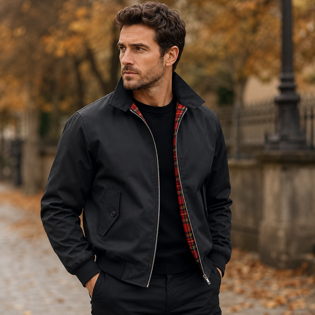 Giacca Harrington uomo nera con zip aperta e fodera a quadri rossi visibile