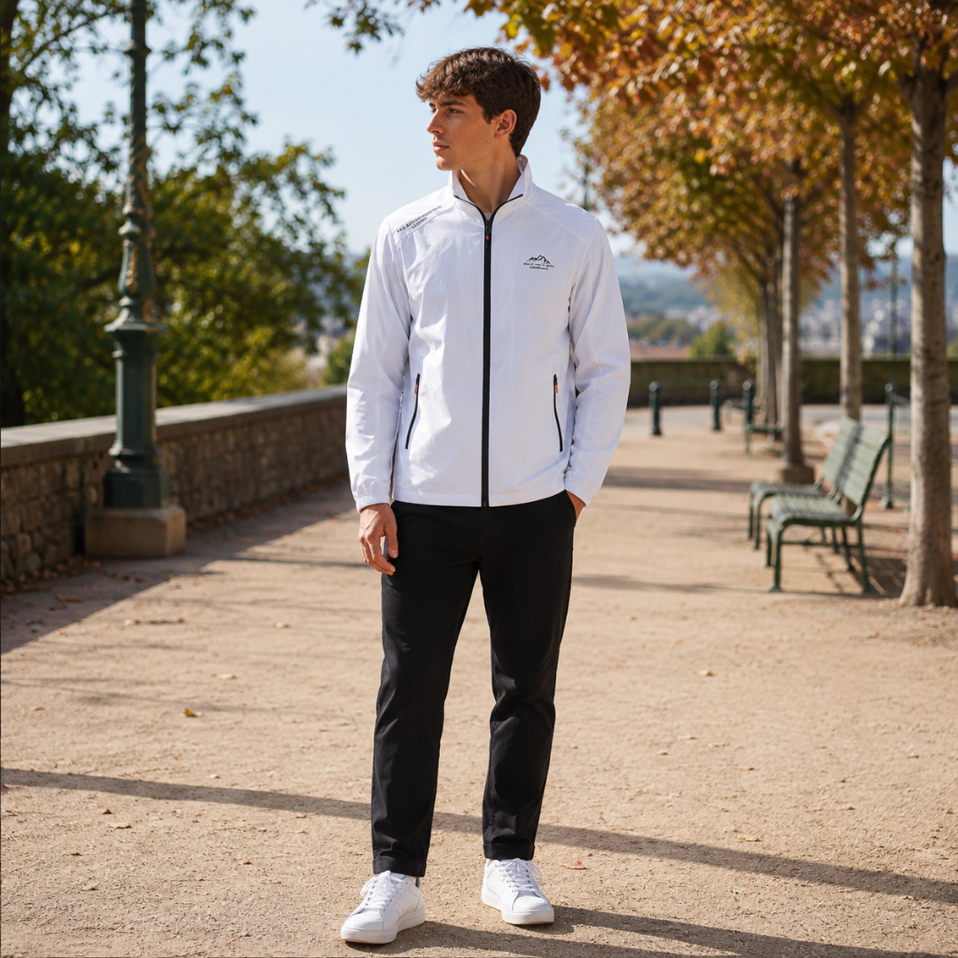 Giacca uomo bianca con zip integrale nera e tasche con cerniera, pantaloni neri