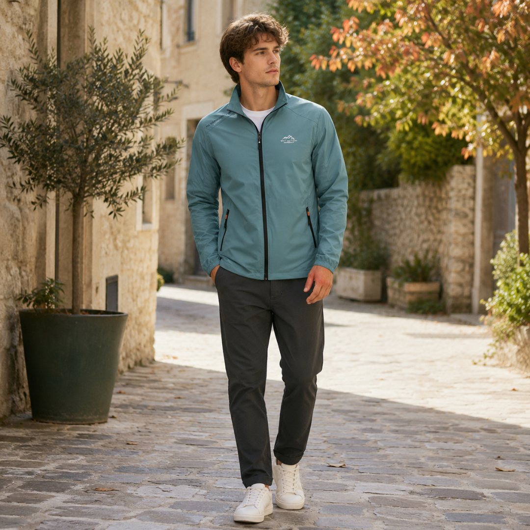 Giacca uomo blu nebbia con collo alto, zip centrale e due tasche laterali