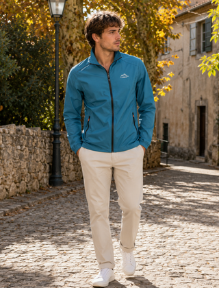 Giacca uomo blu petrolio con collo alto e zip integrale, indossata con chino beige