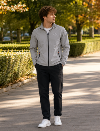 Giacca uomo grigia con collo alto e zip integrale, indossata su t-shirt bianca