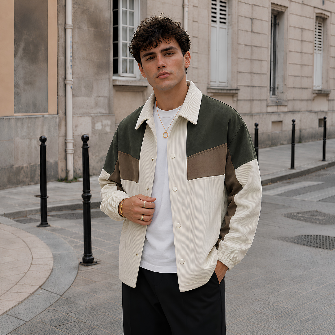 Giacca uomo crema in velluto a coste indossata aperta con T-shirt bianca