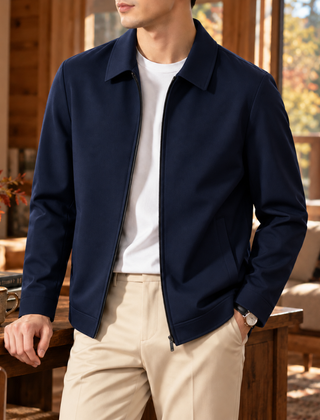 Giacca uomo blu scuro con zip aperta e colletto a camicia, indossata su t-shirt bianca