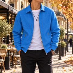 Giacca uomo blu con zip aperta, colletto a camicia e tasche con cerniera