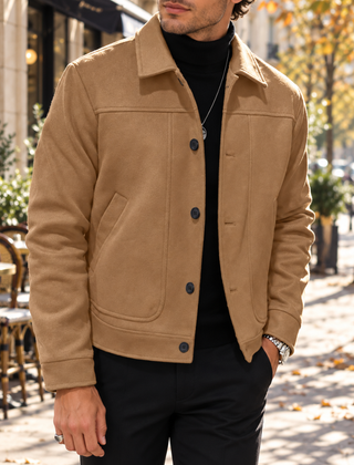 Giacca uomo corta kaki con colletto a camicia e tasche applicate arrotondate