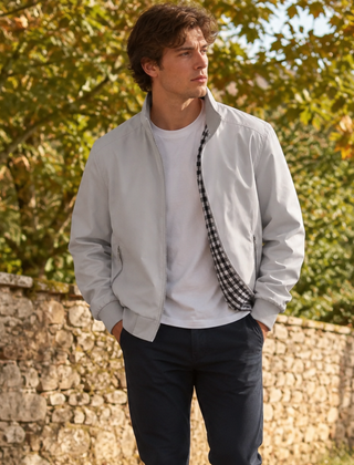 Giacca Harrington uomo grigio chiaro aperta con interno a quadri bianchi e neri