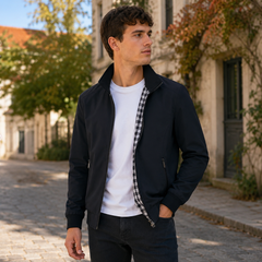 Giacca uomo nera con colletto alto, zip centrale e tasche con zip