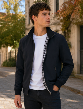 Giacca uomo nera con colletto alto, zip centrale e tasche con zip