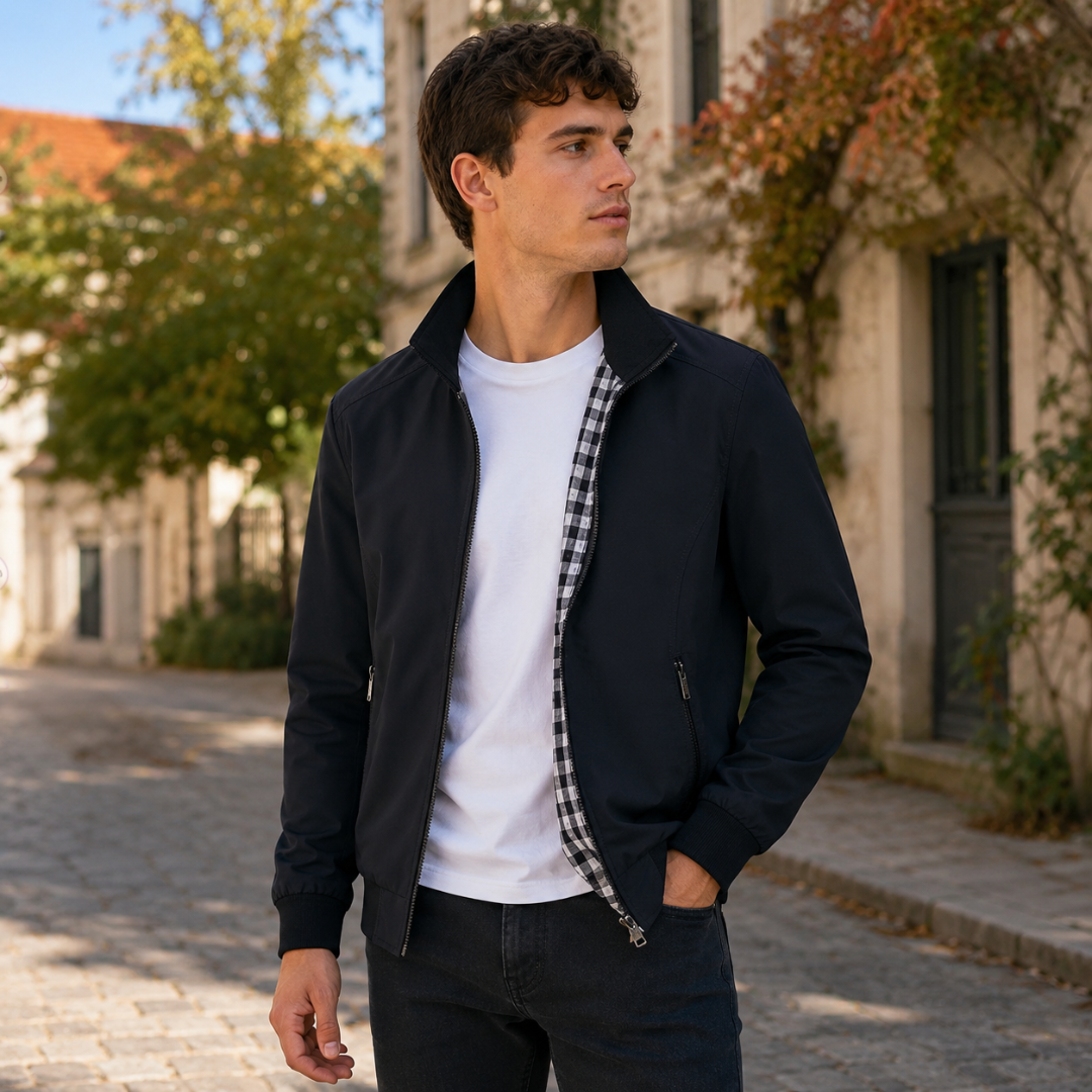 Giacca uomo nera con colletto alto, zip centrale e tasche con zip