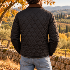Retro della giacca uomo nera trapuntata con fondo a costine e collo marrone