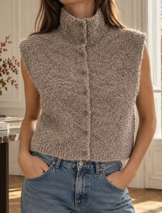 Gilet donna color caffè smanicato con collo alto e chiusura con bottoni