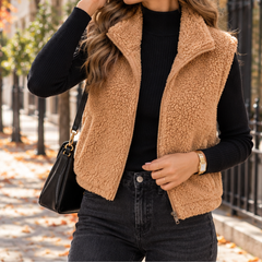 Gilet smanicato caramello indossato su dolcevita nero e pantaloni scuri