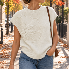 Gilet bianco in maglia con fiore in rilievo e girocollo a coste