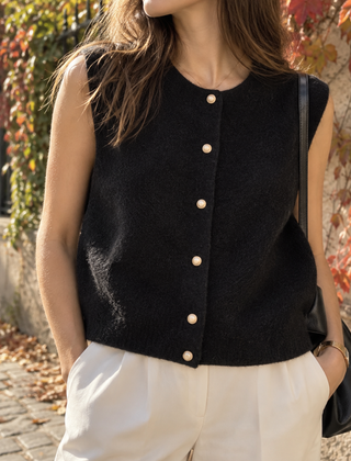 Gilet donna nero senza maniche con bottoni chiari e linea corta