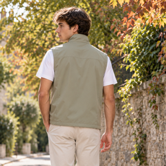 Retro del gilet uomo verde chiaro con cucitura orizzontale sulle spalle