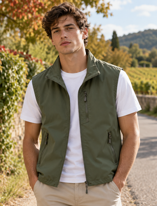 Gilet uomo verde militare con collo alto e tre tasche con zip