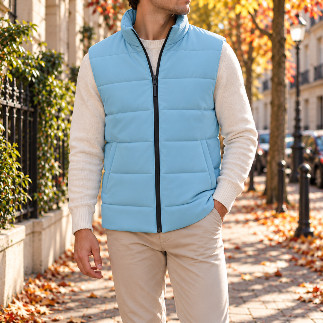 Gilet uomo imbottito celeste con collo alto e zip nera, vista frontale