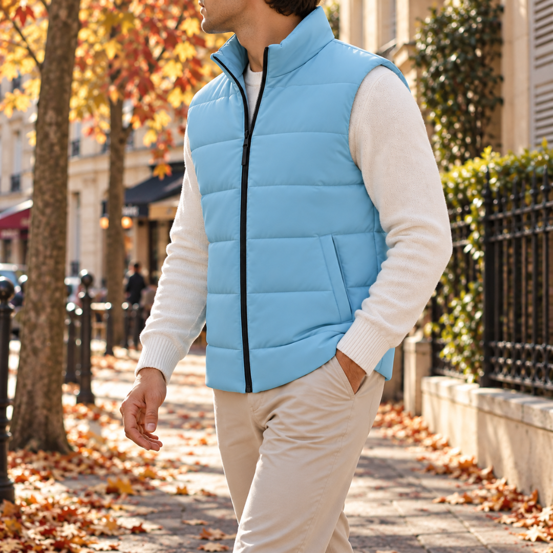 Gilet celeste smanicato visto di lato, con tasca a filo sul fianco