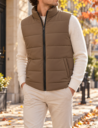 Gilet imbottito marrone con trapuntatura orizzontale e tasche a filo