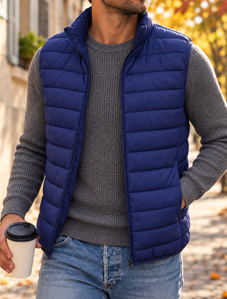 Gilet uomo blu trapuntato aperto con collo alto, indossato su maglione grigio