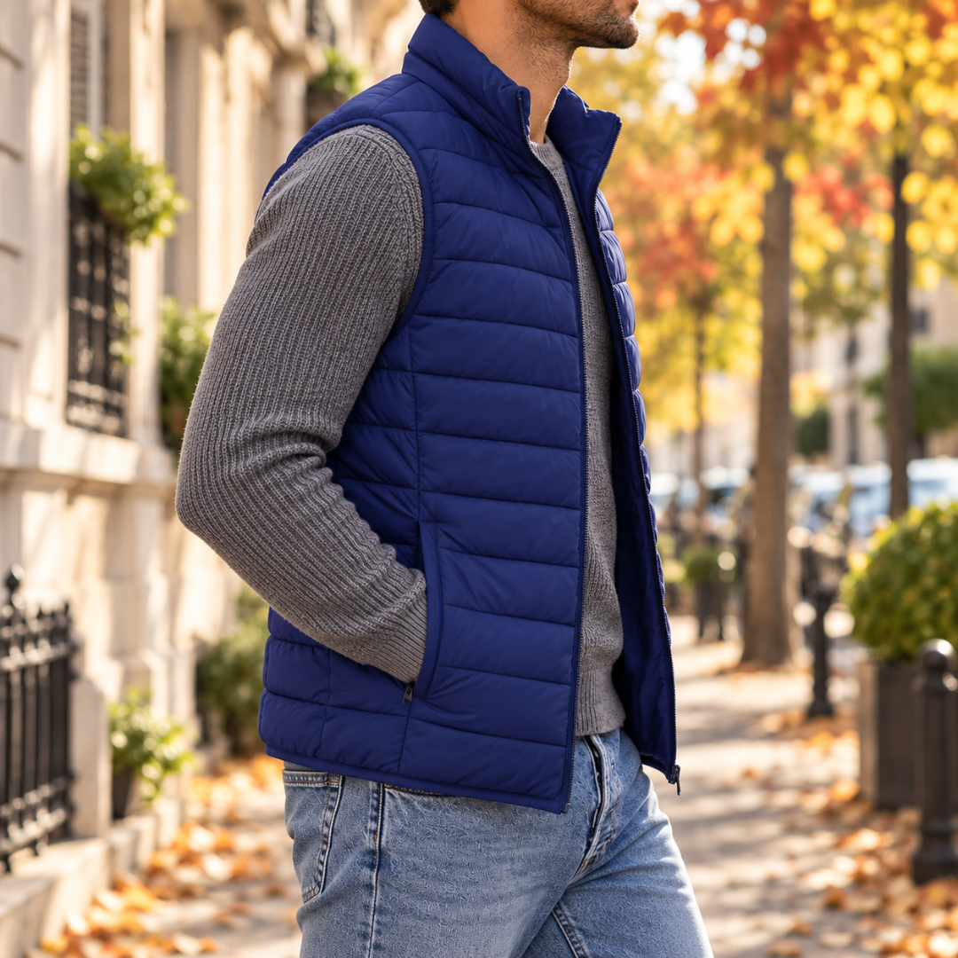 Gilet uomo blu di profilo con tasca laterale rifinita con zip